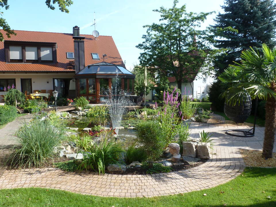 Gartenteich mit Bachlauf und Springbrunnen: Gartengestaltung in Schwanstetten, Ortsteil Leerstetten