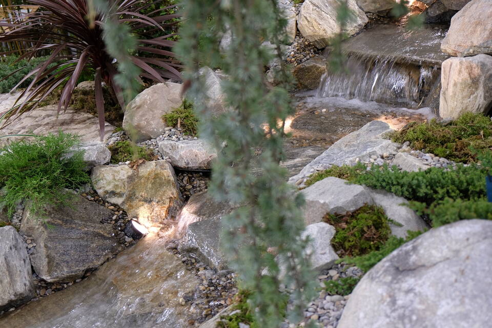 Detailaufnahme: Bachlauf mit Garten-Wasserfall und Natursteine