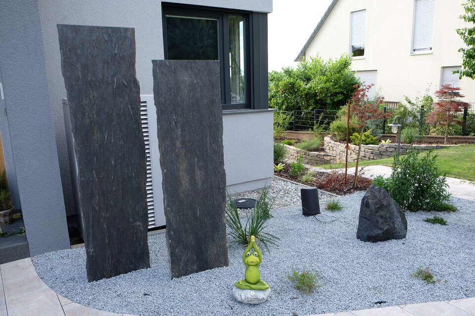 Gartengestaltung in Langenzenn bei Nürnberg: Vorgarten als Steingarten mit versteckter Wärmepumpe