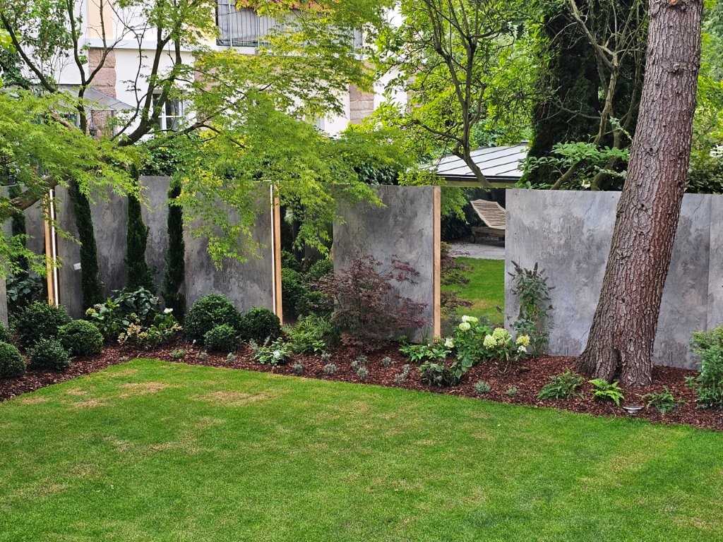 Sichtschutz-Gartenzaun aus Betonplatten und Spiegeln