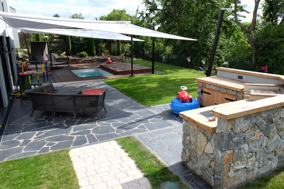 Gartengestaltung in Langenzenn: Terrasse mit Pool und Pooldeck, Sonnensegel, Outdoorküche