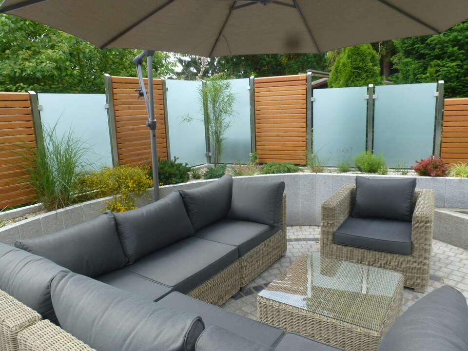Lounge-Möbel in einer Garten-Lounge, die im Zuge der Gartengestaltung bei Nürnberg entstanden ist.