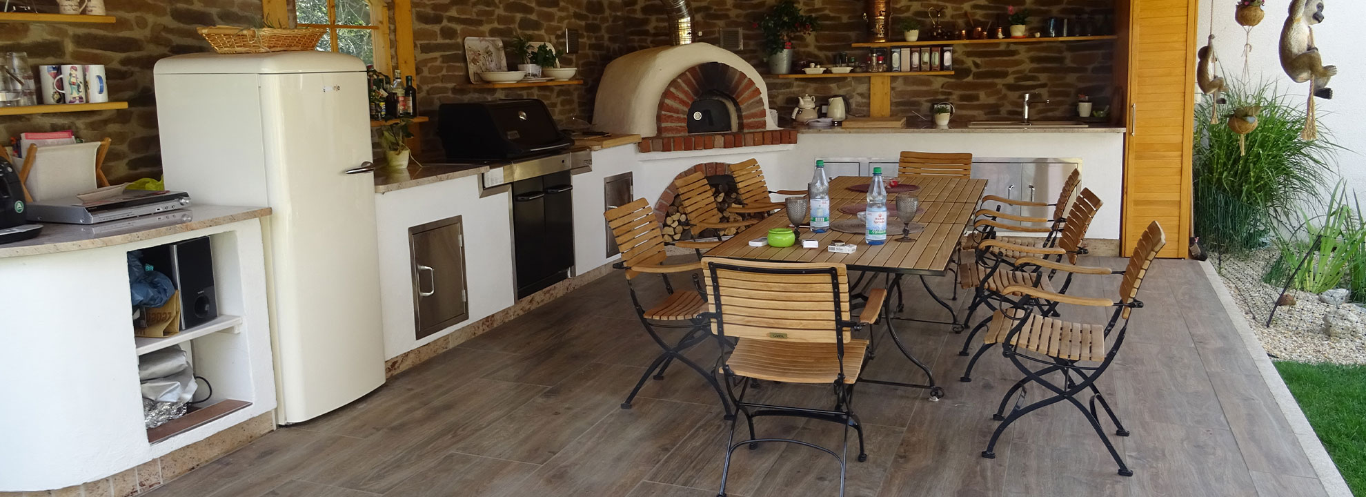 Outdoor Küche überdacht in Nürnberg; rustikal mit Pizza-Ofen, Gasgrill, Outdoor-Kühlschrank