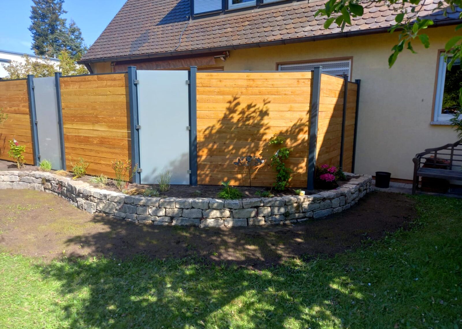 Terrassen-Sichtschutz aus Holz und Milchglas