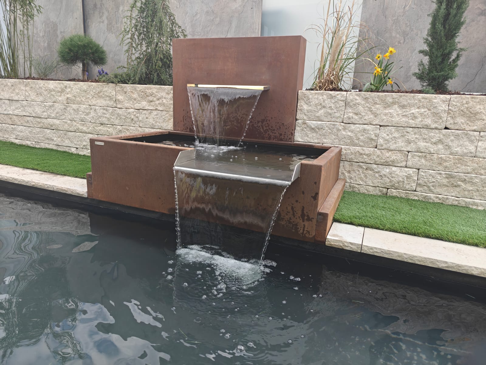 Wasserspiel aus Cortenstahl mit 2 Wasserfällen an einem Wasserbecken in Ansbach.