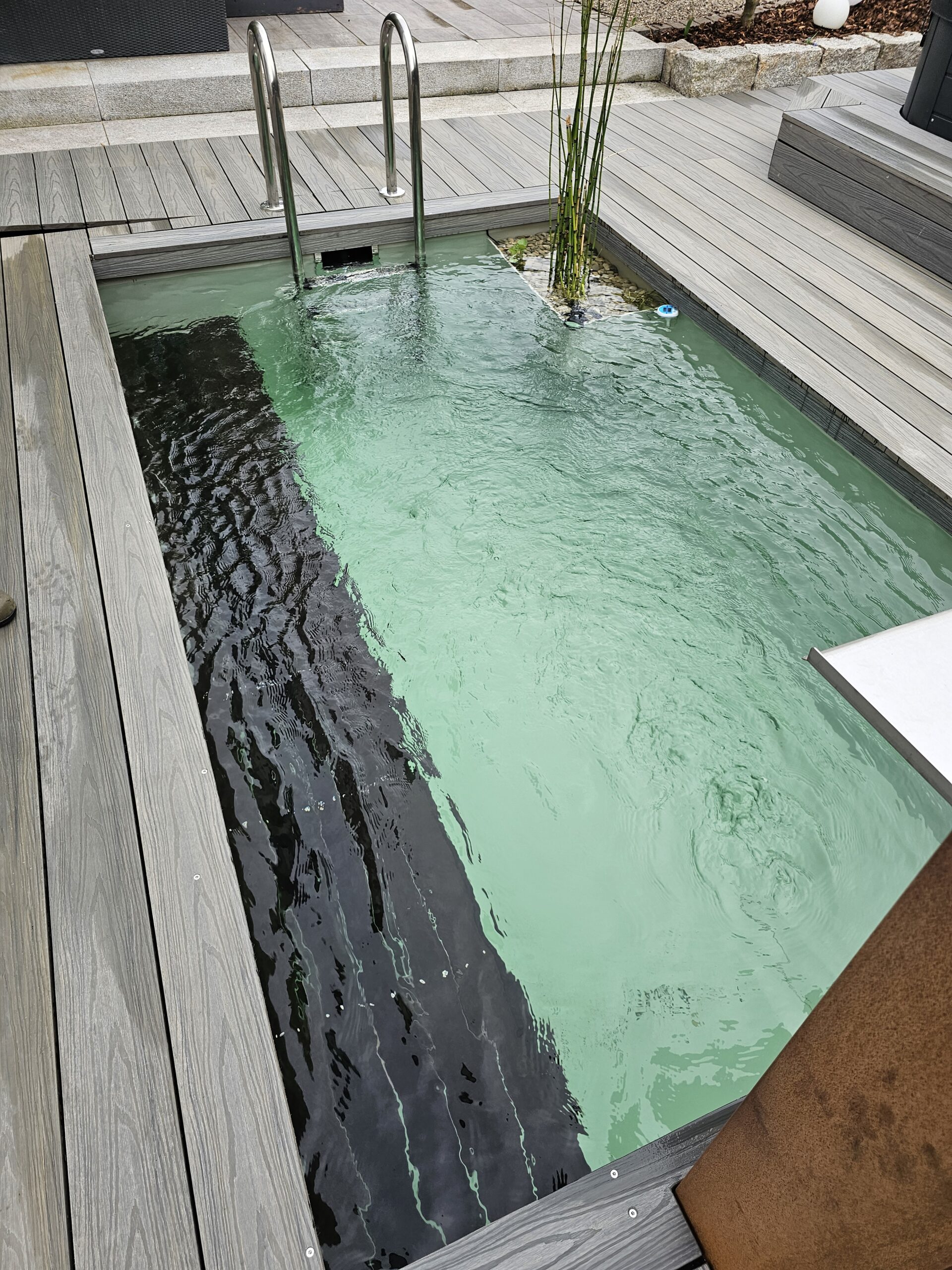 Detailaufnahme aus dem Outdoor-SPA in Nürnberg: Tauchbecken mit Unterwasser-Sitzbank.