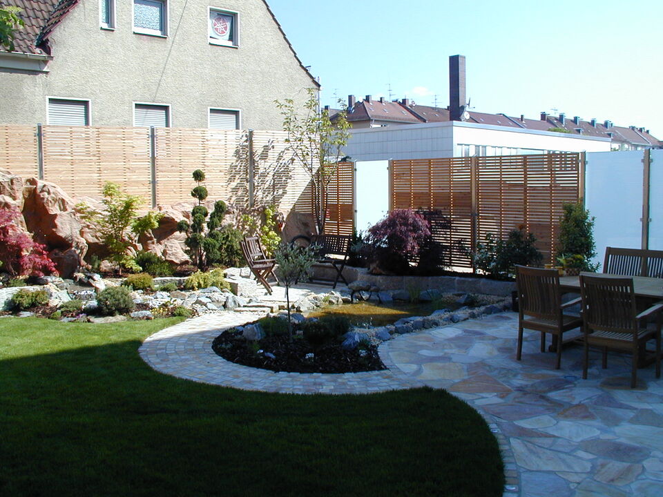 Sichtschutz-Zaun aus Glas, Holz und Edelstahl schützt einen Dachgarten