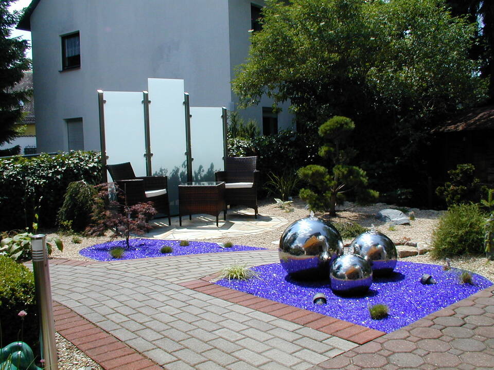 Sitzecke mit kleinem Sichtschutz aus 3 undurchsichtigen Glas-Scheiben mit Edelstahl-Ständern