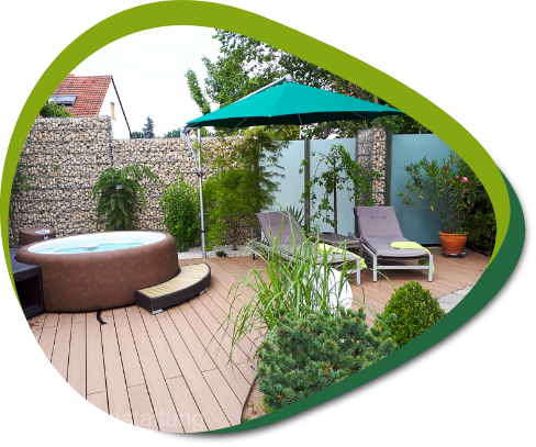 Terrassenplanung von Bodin: Terrasse aus Holz-Dielen mit Whirlpool, Gartenliegen und grünem Sonnenschirm