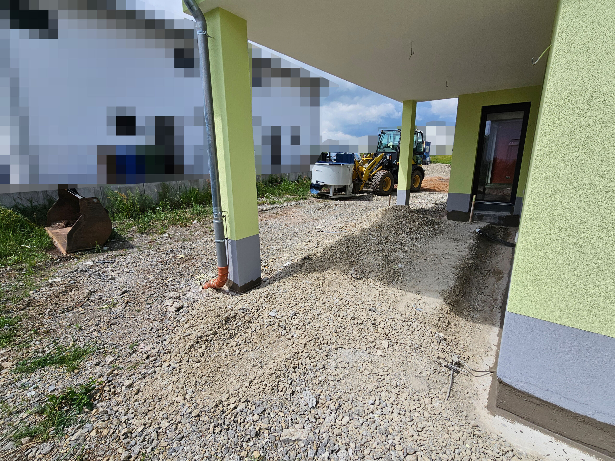 Terrassenbau in Ansbach: Vorher-Bild mit Garten im 