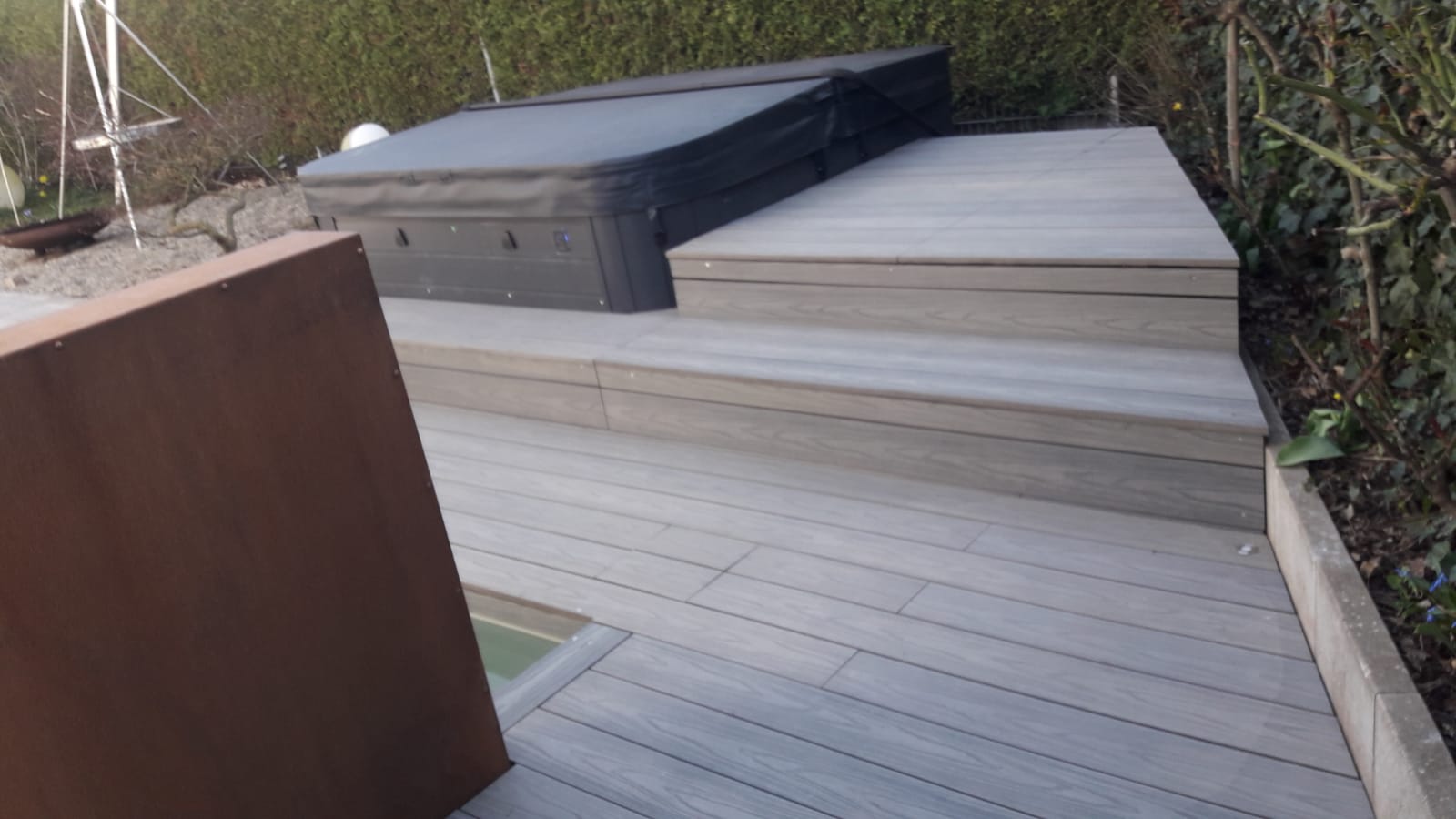 Detailansicht. Stufen und Liegefläche neben dem Garten-Whirlpool.